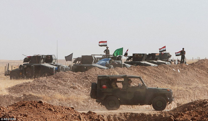 Lực lượng quân đội Iraq tập kết lực lượng ở vùng ven Mosul trước khi chính thức khởi động chiến dịch đánh bật nhóm IS khỏi nơi đây.