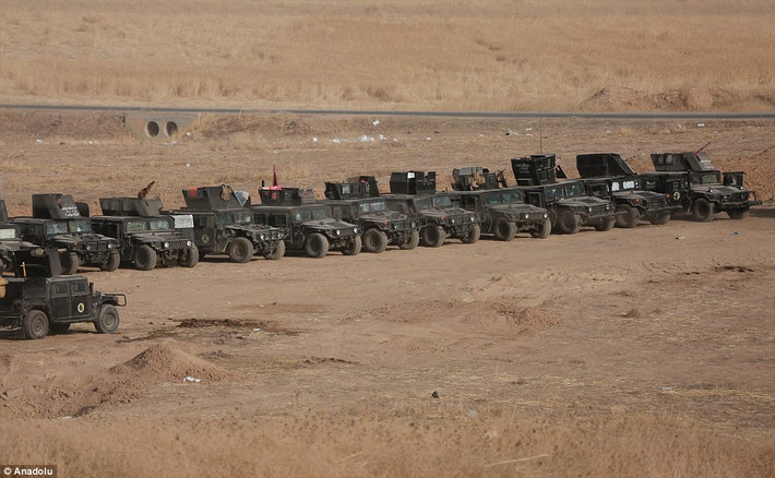 Dàn xe quân sự của lực lượng chống khủng bố của Iraq tập kết tại một vị trí.
