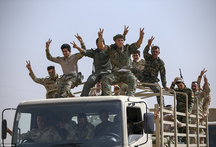 Chiến dịch giải phóng Mosul từ tay phiến quân IS được cho là sẽ khởi động vào tuần tới. Đây sẽ là chiến dịch lớn nhất của quân đội Iraq kể từ khi Mỹ đem quân sang nước này vào năm 2003. Ảnh: Một lữ đoàn lực lượng Peshmerga của người Kurd cũng tập kết ở ngoại ô Mosul.