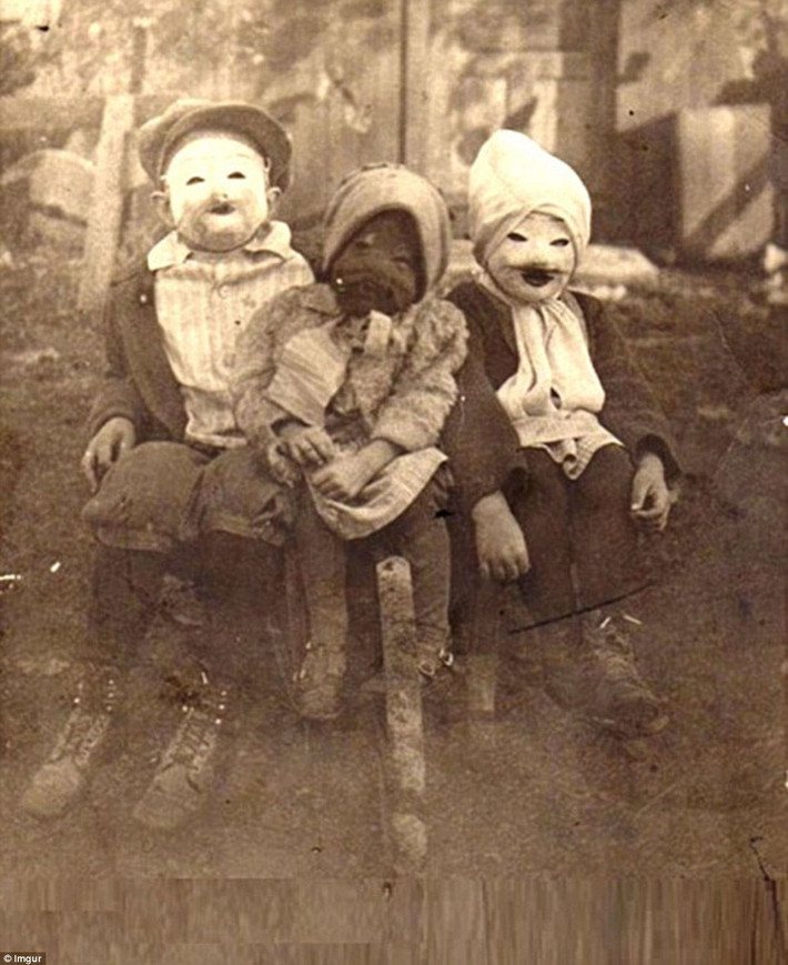 Ba em nhỏ đeo mặt nạ ghê rợn trong dịp Halloween.