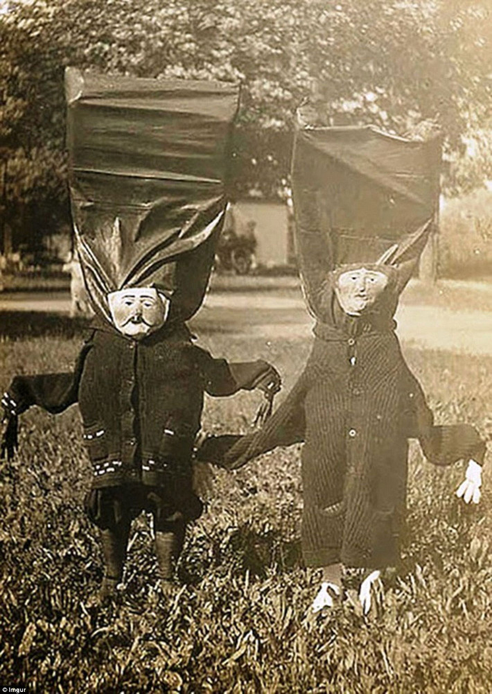 Không biết hai người này nhét những đồ gì bên trong phục trang Halloween.