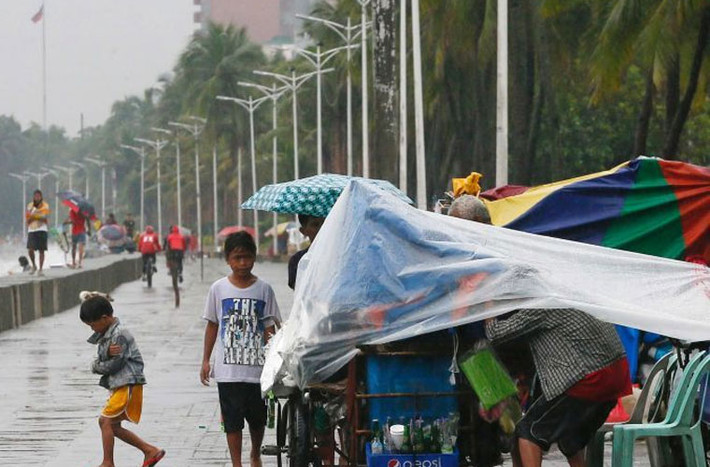 Các quan chức thuộc cơ quan phòng tránh thiên tai Philippines cho biết, chính quyền sở tại nước này đã sơ tán gần 12.500 người trước khi bão Sarika đổ bộ vào đất liền nước này mang theo mưa lớn và gió to ở các khu vực phía bắc. Ảnh: Mưa lớn ở Philippines ở thời điểm trước khi bão Sarika đổ bộ.