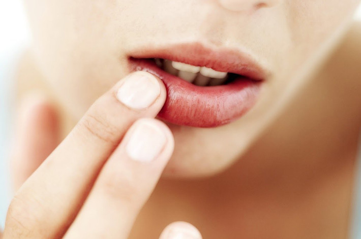 Sắc môi hơi thâm cả đời khắc khổ. Môi trên dày môi dưới mỏng là người tham lam gian xảo mà vẫn nghèo. Tuy không nói nhưng miệng vẫn động quần áo không có mà mặc. Ảnh minh họa. Nguồn: Internet. (Thông tin trong bài chỉ mang tính tham khảo).