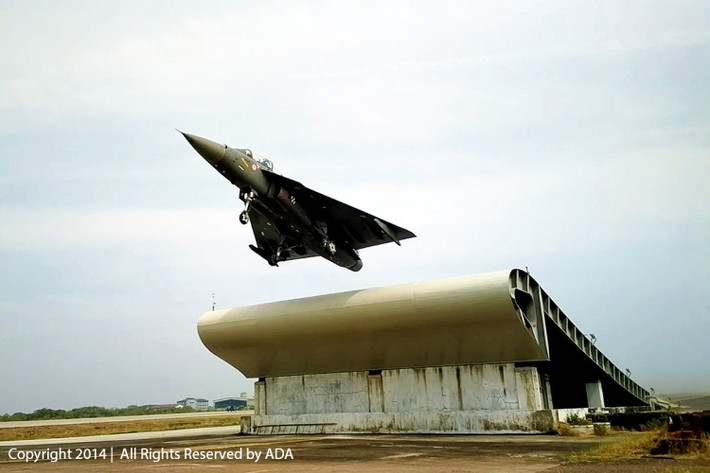 Chương trình phát triển HAL Tejas được các sỹ quan và quan chức Ấn Độ khá chú ý và đầu tư nên rất có thể trong tương lai chiếc HAL Tejas sẽ phục vụ trong nhiều quân chủng khác nhau. Ảnh: Một chiếc HAL Tejas tập cất cánh trên hệ thống cầu nhảy mô phỏng đường băng trên tàu sân bay. Nguồn ảnh: News.