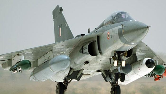 Máy bay dài 13,2 mét và có sải cánh 8,2 mét. Trọng lượng rỗng của HAL Tejas là 6,56 tấn, trọng lượng cất cánh tối đa đạt 13,5 tấn. Nguồn ảnh: Zeenews.