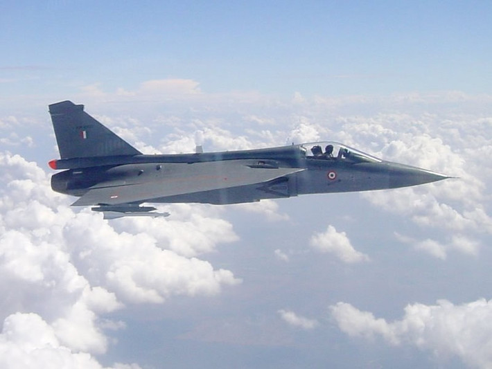 Được thiết kế để thay thế cho dòng MiG-21 của Liên Xô cũ nên chiếc HAL Tejas phải có những tính năng ưu việt nhất của MiG-21 đó là gọn nhẹ và cơ động. Tuy nhiên, chiếc chiến đấu cơ của Liên Xô cũ chỉ đơn giản là tiêm kích đánh chặn (chuyên tác chiến trên không - inception Fighter), còn các kỹ sư Ấn Độ đã thiết kế ra chiếc HAL Tejas ưu việt hơn, biến nó trở thành tiêm kích đa năng (multirole fighter). Nguồn ảnh: Defense.
