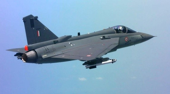 HAL Tejas là loại máy bay chiến đấu một chỗ ngồi hạng nhẹ (light fighter) được Ấn Độ tự nghiên cứu và chế tạo từ những năm 1990. Đến năm 2001, những chiếc HAL Tejas đầu tiên đã được bay thử nghiệm thành công. Nguồn ảnh: Quora.