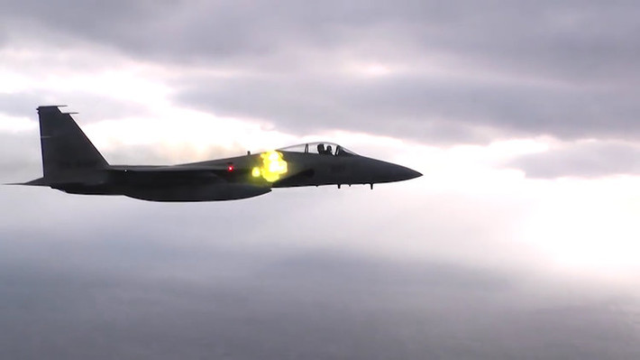 Khả năng giết chóc của F-15 cũng được coi là một trong những yếu tố mang tính cách mạng của chiếc chiến đấu cơ này. Khi ra đời, F-15 là loại chiến đấu cơ đầu tiên trên thế giới có khả năng khoá cùng lúc nhiều mục tiêu của đối phương ở khoảng cách tối đa 160 km. Nguồn ảnh: BI.