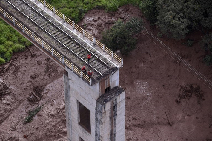 Năm 2015, đập Samarco cũng tại bang Minas Gerais do Vale SA sở hữu bị vỡ, khiến 17 người thiệt mạng. Các nhà hoạt động môi trường cáo buộc những vụ vỡ đập xảy ra liên tiếp là hệ quả của những quy định lỏng lẻo trong ngành khai mỏ. "Lịch sử đang lặp lại. Thật không thể chấp nhận được khi chính phủ và các công ty không học được bài học nào", cựu bộ trưởng môi trường Marina Silva phê phán. Ảnh: AP.
