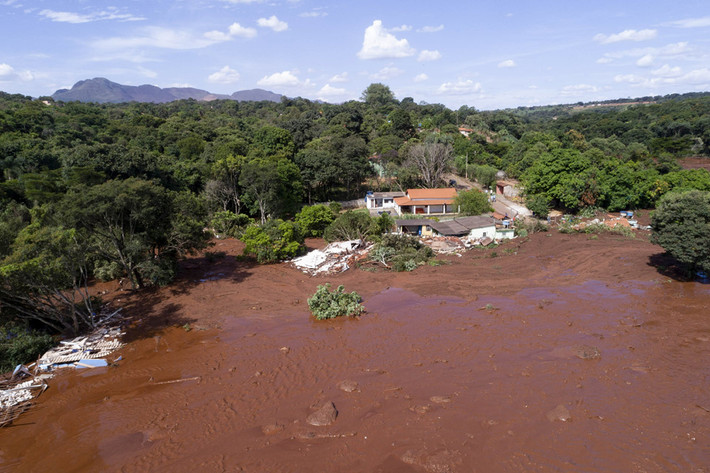Vụ vỡ đập xảy ra hôm 25/1 tại khu khai thác mỏ Feijao ở bang Minas Gerais, phía đông nam Brazil. Trong ảnh, dòng nước thải và bùn đỏ tấn công một khu vực dân cư. Ảnh: AP.