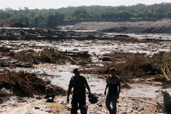 Thành phố Brumadinho gần mỏ Feijao đã chìm trong bùn đỏ. Nhiều căn nhà bị phá hủy. Lệnh di tản khẩn cấp đã được ban bố với cư dân một phần thành phố. Lực lượng cứu hỏa phải sử dụng trực thăng để tìm kiếm người sống sót và đưa đến nơi an toàn. Ảnh: AFP.