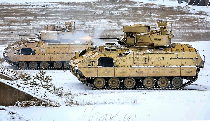 Phía Mỹ chưa tiết lộ cụ thể chương trình nâng cấp M2 Bradley nhưng rất có thể, phiên bản được lựa chọn để nâng cấp sẽ là M2A4 - phiên bản mới nhất của xe chiến đấu bộ binh M2 Bradley chỉ vừa mới được ra mắt năm 2018 vừa rồi. Nguồn ảnh: Sina.