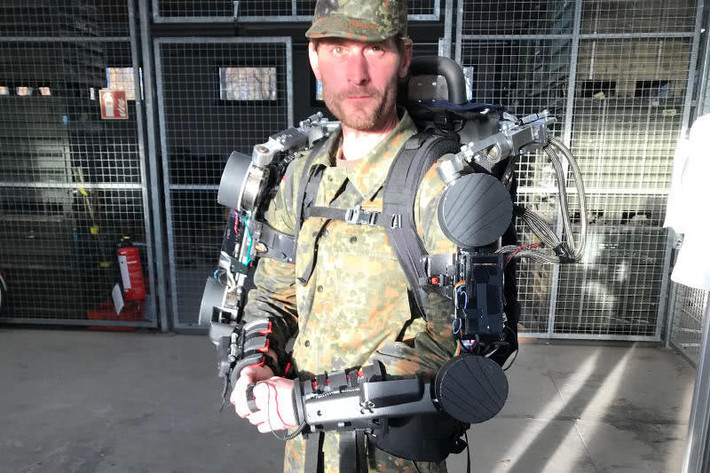 Exoskeleton là thuật ngữ dùng để chỉ loại trang phục hay công cụ hỗ trợ bổ sung sức mạnh cơ bắp cho binh lính một cách trực tiếp khi mang theo nó trên người. Nguồn ảnh: QQ.