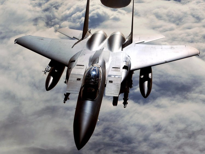Để tiện so sánh, tiêm kích F-22 được coi là kẻ ra đời để thay thế cho F-15 thực tế có tốc độ tối đa chỉ khoảng 2200 km/h - nghĩa là còn thua cả chiếc chiến đấu cơ ra đời trước nó nhiều thập kỷ. Nguồn ảnh: BI.