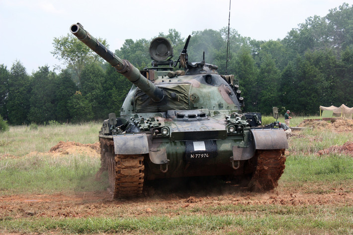 So với những loại xe tăng cùng thời, hoả lực của Panzer 68 có thể coi là hơi yếu vào thời bấy giờ với khẩu pháo chính của nó chỉ là loại 105mm nòng xoắn với chiều dài nòng dài bằng 52 lần đường kính nòng. Nguồn ảnh: Militarytoday.
