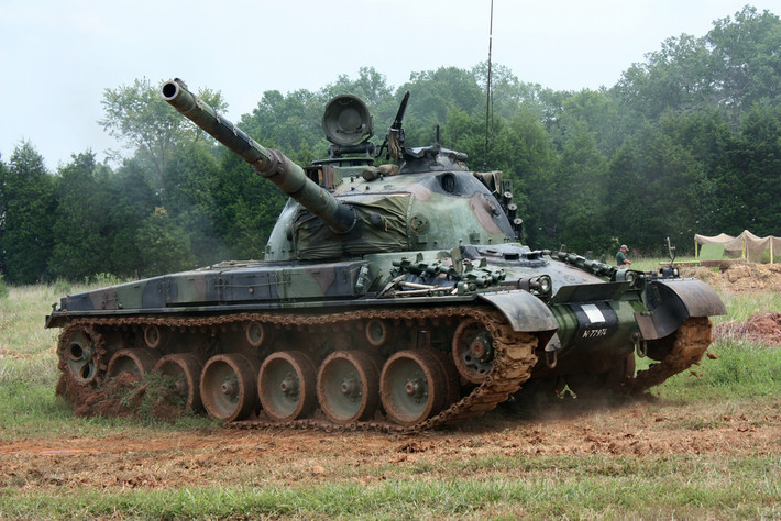 Việc không có hệ thống nạp đạn tự động khiến xe tăng chủ lực Panzer 68 phải có kíp chiến đấu tới bốn người trong đó có lái xe, trưởng xe, xạ thủ và nạp đạn viên. Nguồn ảnh: Militarytoday.