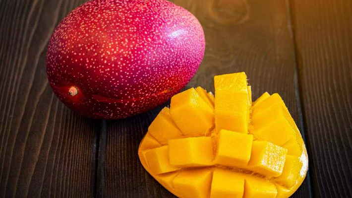 6. Xoài Taiyo no Tamago (Nhật Bản): Còn được gọi là “Trứng Mặt trời”, xoài Taiyo no Tamago có giá lên tới 3.500 USD mỗi quả.(Ảnh: eBay)