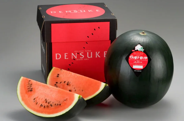1.Dưa hấu Densuke (Nhật Bản): Là một trong những loại quả siêu đắt trên thế giới, loại dưa hấu này nổi tiếng với lớp vỏ đen bóng và vị ngọt đặc trưng. Một quả dưa hấu Densuke có thể được bán đấu giá lên tới 6.100 USD. (Ảnh: Luxfanzine)