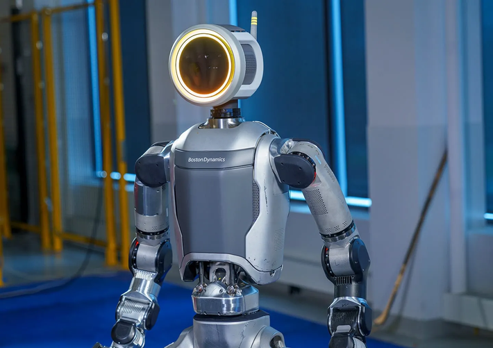 2. Atlas, do Boston Dynamics phát triển, là một trong những robot hình người tiên tiến nhất hiện nay. Với chiều cao 1,5 mét và trọng lượng 80 kg, Atlas có khả năng di chuyển linh hoạt, nhảy, chạy, và thậm chí thực hiện các động tác nhào lộn. Được trang bị hệ thống cảm biến và AI tinh vi, Atlas có thể tự điều chỉnh theo môi trường xung quanh và thực hiện các nhiệm vụ phức tạp như leo trèo, nâng vật nặng, và thao tác chính xác. Khả năng tự cân bằng và thích ứng của Atlas mở ra tiềm năng to lớn trong các lĩnh vực như cứu hộ và công nghiệp.(Ảnh:WIRED)