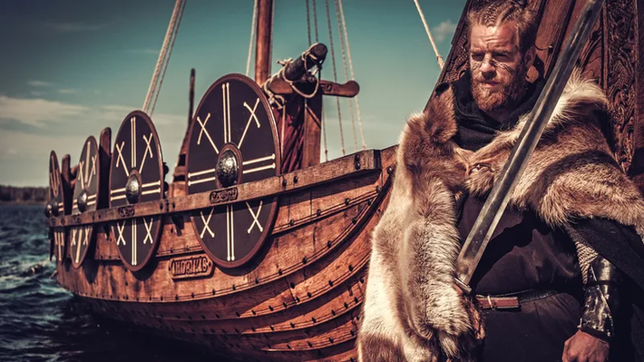 Người Viking, những chiến binh biển cả đến từ bán đảo Scandinavia (bao gồm Đan Mạch, Na Uy và Thụy Điển ngày nay), đã để lại dấu ấn sâu đậm trong lịch sử châu Âu từ cuối thế kỷ 8 đến cuối thế kỷ 11. Họ không chỉ là những kẻ cướp biển khét tiếng mà còn là những nhà thám hiểm, thương nhân và nông dân tài ba. (Ảnh: Britannica)