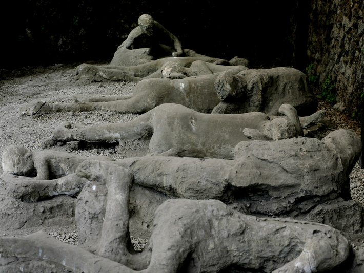 6. Tài liệu ghi chép khác: Ngoài Pliny the Younger, không có tài liệu trực tiếp nào khác về thảm họa Pompeii, gây ra nhiều thắc mắc về tỷ lệ biết chữ và lý do tại sao không có ghi chép từ những người sống sót.(Ảnh: Newsweek)