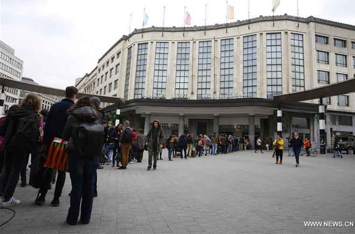 Các hành khách xếp hàng để kiểm tra an ninh bên ngoài nhà ga trung tâm ở Brussels.