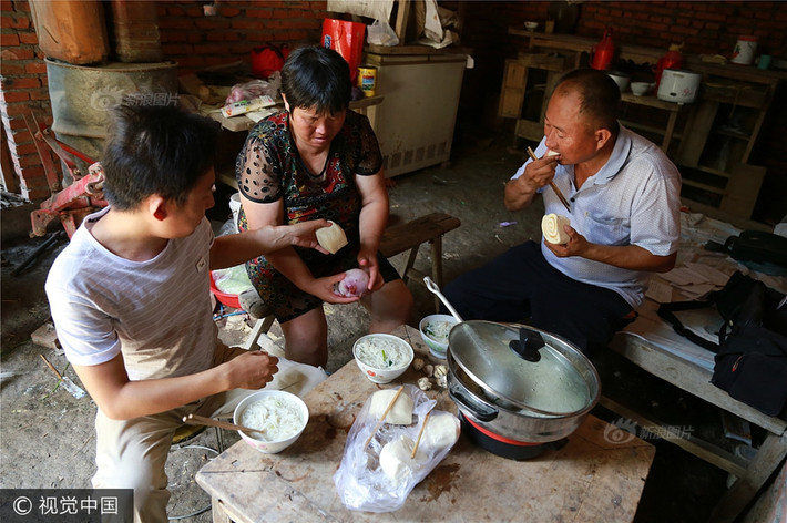 Nhưng không vì thế mà gia đình và Hồng Huy từ bỏ ước mơ. Khi biết tin con trai đỗ đại học, cha mẹ của Hồng Huy đã khóc và nói rằng: "Con trai tôi đã miệt mài đêm ngày đèn sách cuối cùng cũng có được kết quả rất tốt. Nó đã không phụ công sức và lòng tốt của tất cả mọi người. Tôi hi vọng nó có thể đi học và sống một cuộc sống bình an, khỏe mạnh". Tuy gia đình khó khăn nhưng việc Huy vẫn có thể thi đỗ đại học là việc không dễ dàng gì. Vì thế, cả nhà cần phải cố gắng giúp Huy đi học. Để có thể giúp anh trai có tiền đóng học phí, sau khi nghỉ hè em gái Huy cũng đã đi làm thêm ở một nhà máy.