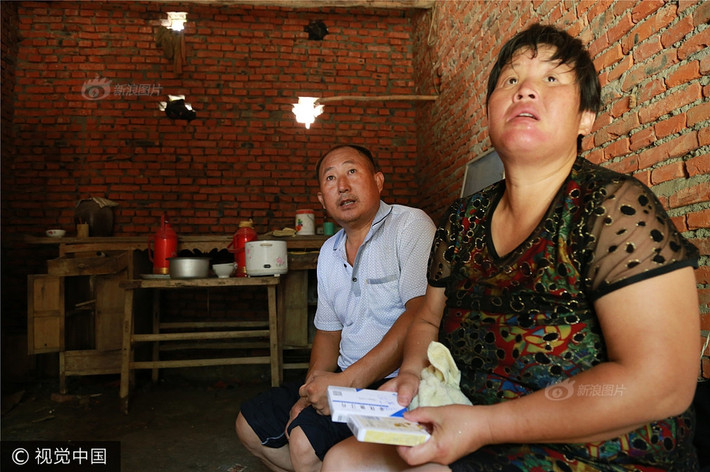 Được biết, mức học phí gần 5.000 tệ ( tương đương gần 17 triệu) cho năm đầu tại trường Đại học nông nghiệp An Huy chưa kể khoản sinh hoạt phí, và tiền khám chữa bệnh thì đây là khoản tiền không hề nhỏ đối với một gia đình đã vốn quá nghèo khổ như nhà Hồng Huy. Cha mẹ anh thuần nông, chỉ trông vào đồng ruộng, những lúc rảnh dỗi ai thuê gì làm đó. Thu nhập bình quân mỗi tháng được 2.000 tệ gần như chỉ dành tiêu cho việc chữa bệnh cho Huy. Tháng trước, mẹ anh còn bị tai biến phải nhập viện, gia đình vẫn đang gánh khoản nợ khổng lồ 110.000 tệ (khoảng 370 triệu).
