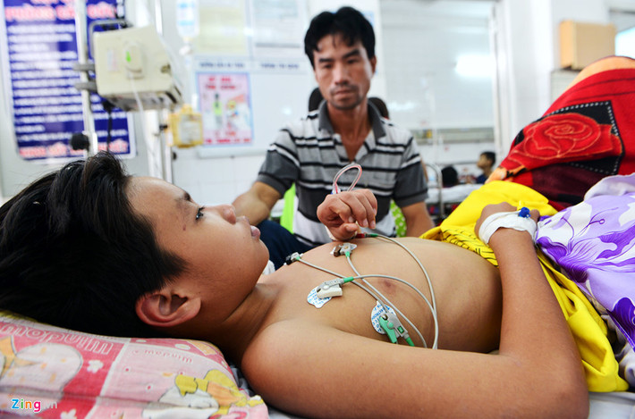 Anh Lê Chí Dũng (35 tuổi, An Giang) đưa con trai nhập viện được 2 ngày. Trước đó, anh cho biết đã điều trị ở Bệnh viện tỉnh An Giang 6 ngày nhưng không an tâm nên chuyển con lên Sài Gòn.