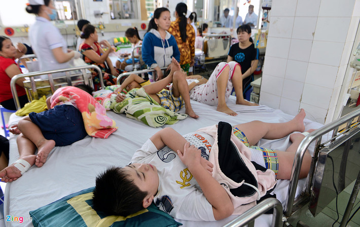 Căn phòng cấp cứu Khoa Sốt xuất huyết bệnh viện Nhi Đồng 1 luôn chật kín bệnh nhi và phụ huynh.