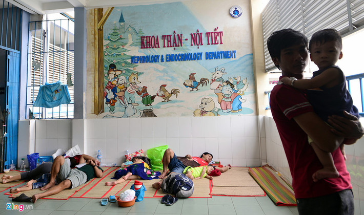 Người thân bệnh nhi mệt mỏi sau những đêm trắng mượn tạm hành lang Khoa Thận - Nội Tiết bệnh viện Nhi Đồng 1 ngủ để lấy lại sức.