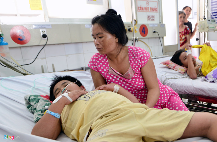 Chị Võ Thị Liêm (quê huyện Cai Lậy, Tiền Giang) cho biết con trai Nguyễn Đình Duy bị sốt được chuyển vào Bệnh viện tỉnh Tiền Giang cấp cứu, song bệnh tình nặng nên được bác sĩ cho chuyển lên Bệnh viện Nhi Đồng 1 (TP.HCM). Chị Liêm đã túc trực bên giường 4 ngày liền và chưa có một phút giây được nghỉ ngơi.