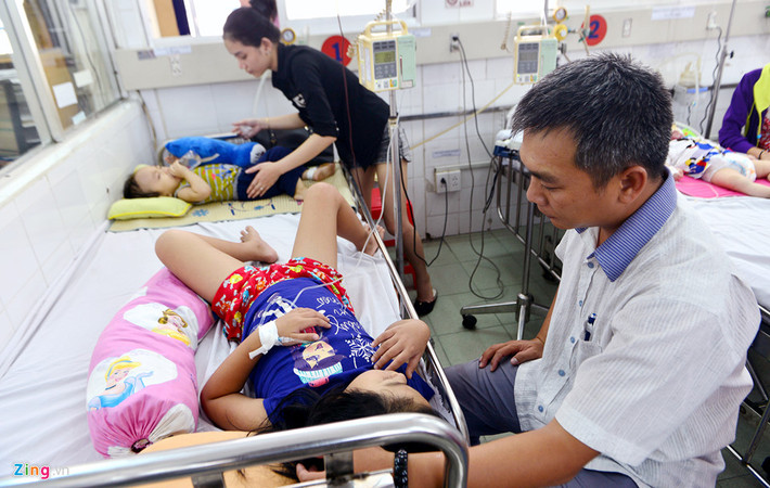 Bình quân một tuần bệnh viện Nhi Đồng 1 tiếp nhận và điều trị nội trú cho khoảng 60-70 bệnh nhi sốt xuất huyết. Đồng thời, mỗi ngày có khoảng 100 bệnh nhi điều trị ngoại trú đến thăm khám, điều trị.