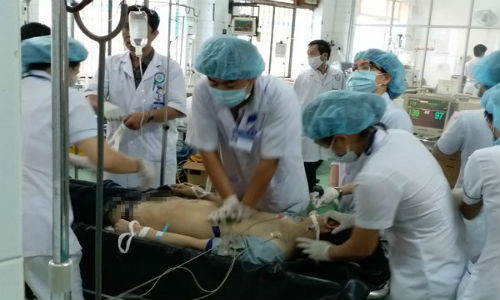 Vụ việc 24 người phơi nhiễm HIV trong vụ cấp cứu các nạn nhân tai nạn giao thông tại Kon Tum đang khiến dư luận đặc biệt quan tâm. Thực tế, trước đây có rất nhiều trường hợp các chiến sĩ công an khi làm nhiệm vụ và nhiều y bác sỹ tham gia cứu bệnh nhân đã từng bị phơi nhiễm HIV.