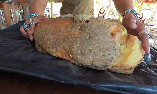 Một ngư dân ở Thái Lan cũng phát hiện ra long diên hương trên bãi biển và ước tính trị giá của chúng lên tới 3 triệu USD.