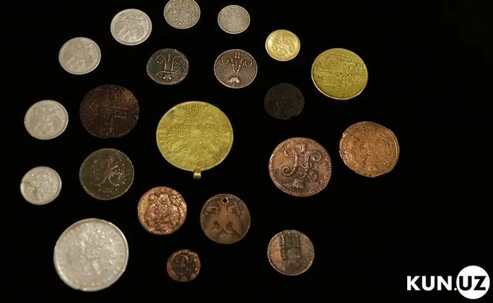 Trong số những hiện vật này có bộ sưu tập về cung điện của Hoàng tử Romanov vào năm 1918 và hàng chục cuốn sách viết tay của các nhà tư tưởng nổi tiếng. Giá trị chính xác của từng hiện vật không được tiết lộ đầy đủ, nhưng giá trị tổng cả kho báu được ước tính lên đến 1 triệu USD, tương đương khoảng 24 tỷ đồng theo tỷ giá hiện tại.