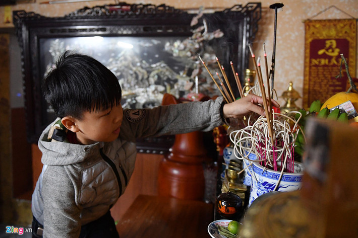 Sau khi về tới nhà, cậu bé dành 3 nén hương thắp lên ban thờ tổ tiên của gia đình. Những năm trước đây khi còn nhỏ, Anh Quân thường được theo ông và bố đi lấy đỏ.