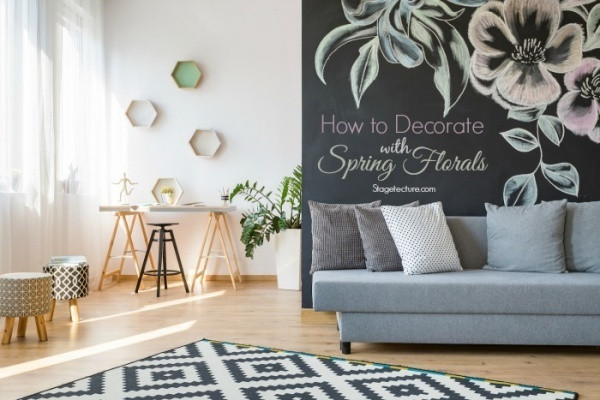 Khi góc nhỏ tiếp khách có tấm bảng đen, đây cũng là điều kiện vô cùng tuyệt vời để bạn làm mới không gian chỉ mất 0 đồng. Một vài nét vẽ với chủ đề hoa đào để tạo nên bức tranh rực rỡ cho phòng khách chiếc áo mới đón Tết.