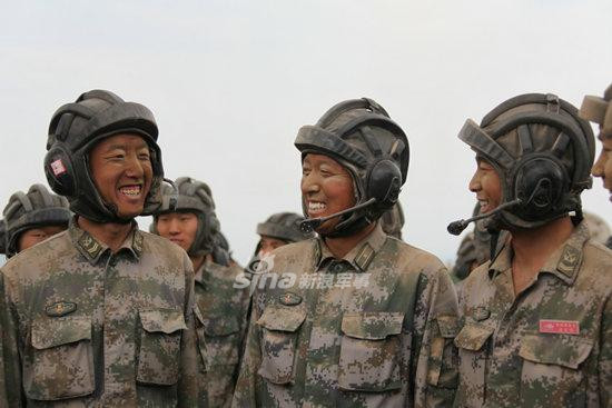 Kíp lái xe tăng Trung Quốc mặt ám đầy khói súng sau một cuộc tập trận bắn đạn thật. Nguồn ảnh: Sina.
