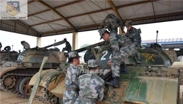 Các loại xe tăng cũ thường dùng dùng bình ác-quy để quay bánh đà khởi động. Mỗi cục ác-quy có trọng lượng tới 200 kg và mỗi xe cần vài cục để cung cấp đủ điện để khởi động. Xe tăng đời mới ngay nay khởi động bằng khí nén, chỉ việc kéo ống nạp khí vào bình là xong, nhẹ nhàng hơn rất nhiều so với việc thay ác quy. Nguồn ảnh: Sina.