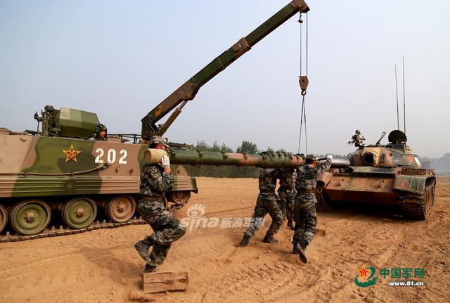 Việc thay nòng cũng cực kỳ vất vả, nhất là khi các loại xe tăng cũ như Type 59, Type 69/79 lại sử dụng nòng có rãnh khương tuyến, đòi hỏi bảo dưỡng và thay mới liên tục ngay sau khi khương tuyến bị mòn. Nguồn ảnh: 81.