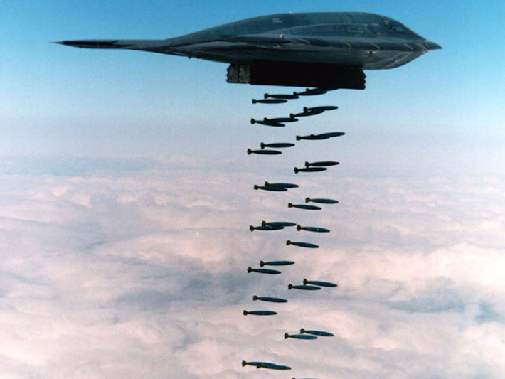 B-2 Spirit có 2 khoang vũ khí có thể mang theo 80 bom Mk82, GBU-38 JDAM nặng 225 kg, hoặc 16 bom Mk84, GBU-31 nặng 925 kg, 16 bom hạt nhân chiến thuật B61. Tổng tải trọng vũ khí khoảng 18 tấn. Ảnh: Không quân Mỹ.