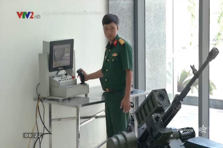 Hiện tại, Việt Nam đã chế tạo và thử nghiệm thành công tổ hợp vũ khí phòng không tự động 12.7mm, do đó ta có thể chủ động sử dụng tổ hợp vũ khí này lên trên biến thể nâng cấp của BRDM-2 thay cho tháp pháo súng máy 14.5mm kiểu cũ. Nguồn ảnh: QĐND.