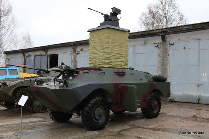 Trong ảnh là một biến thể nâng cấp tự động hóa hoàn toàn BRDM-2 do Belarus phát triển, biến thể này đã loại bỏ hoàn toàn tháp pháo 14.5mm trên xe và thay vào đó là một tổ hợp vũ khí điều khiển tự động 12.7mm có khả năng nâng lên hạ xuống. Nguồn ảnh: samoletchik.