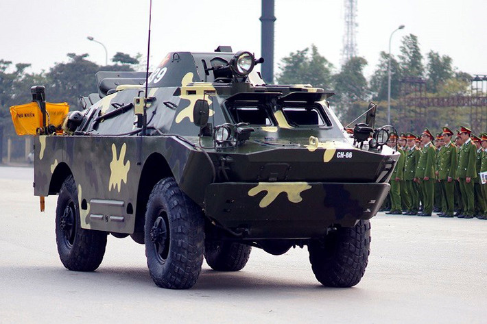 Xe trinh sát bọc thép BRDM-2 là một trong những phương tiện bọc thép có trong biên chế của quân đội ta, tuy nhiên qua thời gian dài phục vụ dòng xe này đang dần trở nên lỗi thời và không còn đáp ứng được yêu cầu chiến đấu của quân đội trong tình hình mới. Nguồn ảnh: Kiến Thức.
