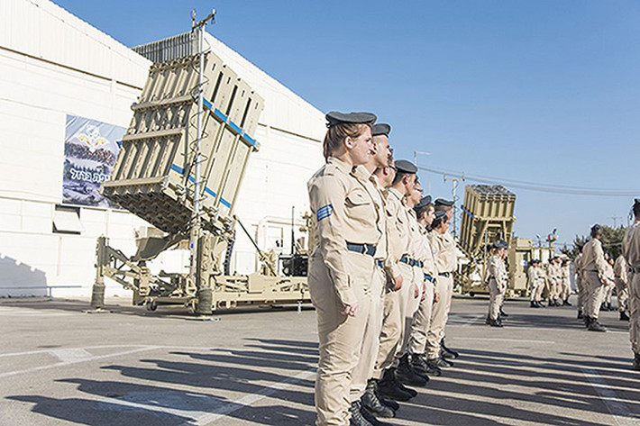 Theo Army Recognition đưa tin cho hay, tuần trước Không quân Israel (IAF) đã chính thức triển khai thêm một tiểu đoàn tên lửa lửa phòng không Iron Dome nữa phía bắc nước này gần khu vực biên giới với Syria và Lebanon, như IAF tuyên bố là để tăng cường khả năng phòng vệ của khu vực này trước các mối đe dọa từ trên khoongg. Được biết đây cũng là tiểu đoàn Iron Dome thứ hai của Isreal kể từ khi IAF đưa vào trang bị hệ thống này. Nguồn ảnh: AFP.