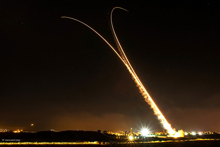 Iron Dome có tầm bắn hiệu quả từ 4-70km hoặc với các biến thể cải tiến lên đến 250km, nó có thể bắn hạ các mục tiêu bay ở độ cao tối đa lên đến 10.000m với độ chính xác gần như tuyệt đối, theo như những gì mà Israel tuyên bố. Từ khi được triển khai vào năm 2011 Iron Dome cũng đã bắn hạ thành công khá nhiều các rocket và đạn pháo cối từ các nhóm vũ trang cực đoan bắn vào nước này. Nguồn ảnh: TooCats.
