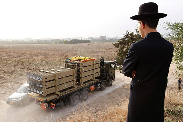 Một hệ thống Iron Dome gồm 3 thành phần chính: radar phát hiện và theo dõi mục tiêu; trạm kiểm soát tác chiến và điều khiển vũ khí và cuối cùng là đơn vị phóng cố định trang bị tên lửa đất đối không Tamir với cơ số lên đến 20 tên lửa cho mỗi hệ thống phóng. Nguồn ảnh: Global Military.