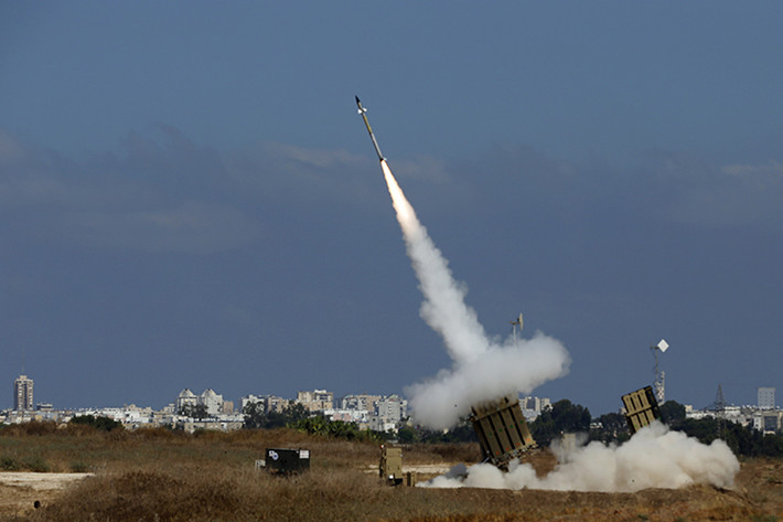 Về thiết kế, Iron Dome là hệ thống phòng thủ, đánh chặn được trang bị hàng ngàn quả tên lửa được bố trí các khu vực điểm nóng an ninh của Israel với khả năng đánh chặn các mục tiêu bay tầm thấp hoặc tầm trung với tỉ lệ đánh chặn thành công lên đến 80%, con số này là khá lớn đối với một hệ thống tên lửa phòng không. Nguồn ảnh: Business Times.