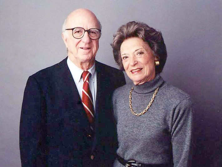 13. Cặp đôi Doris and Don Fisher - Thương hiệu Gap: Doris and Don Fisher đã mở cửa hàng đầu tiên bán quần jean Levi’s và đĩa nhạc thu âm vào năm 1969. Cái tên Gap xuất phát từ cụm "generation gap" nói về sự khác biệt thế hệ giữa người lớn và trẻ em. Công ty đi vào hoạt động chính thức từ năm 1973 và sở hữu thêm các nhãn hiệu Banana Republic, Old Navy và Athleta.